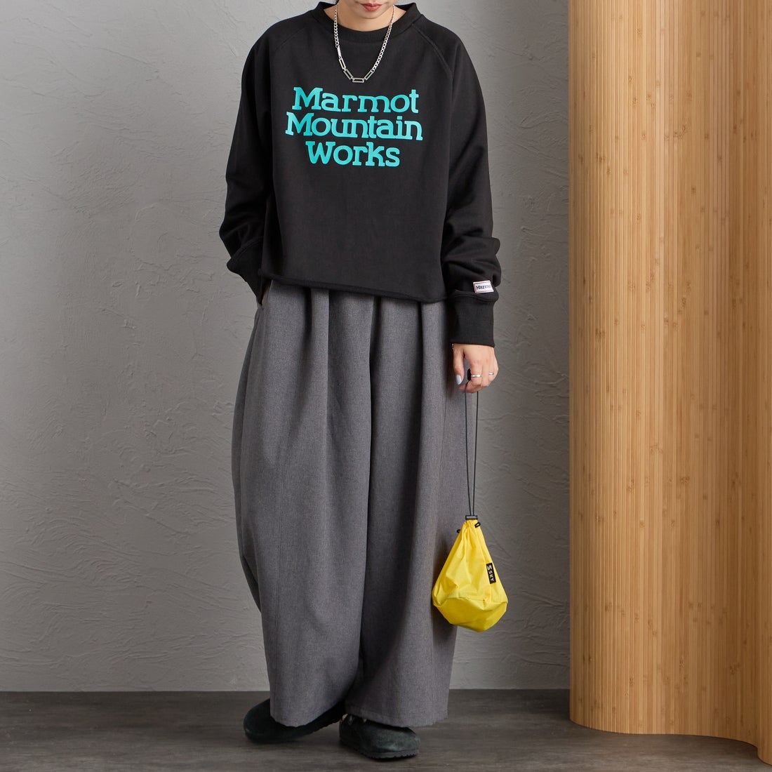 Marmot [マーモット] 別注 ロゴプリント カットオフスウェット [MTFW26WSW374IN-JF] BLACK &&モデル身長：156cm 着用サイズ：F&&