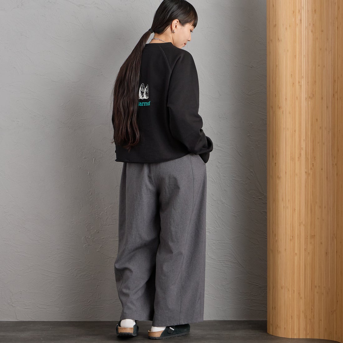 Marmot [マーモット] 別注 ロゴプリント カットオフスウェット [MTFW26WSW374IN-JF] BLACK &&モデル身長：156cm 着用サイズ：F&&