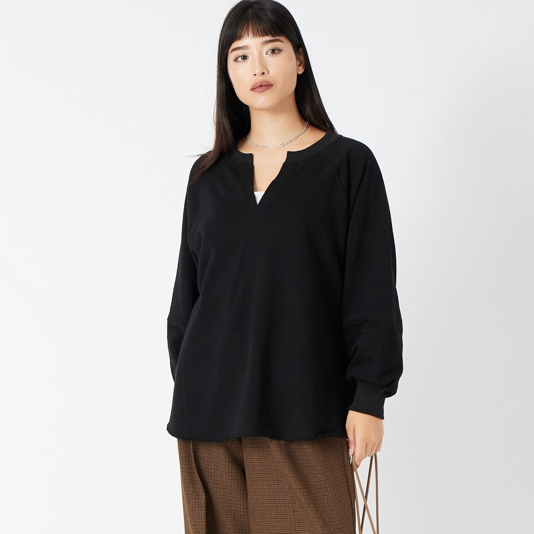 TenuE [テニュイ] スキッパーカラー スウェットプルオーバー [26040213] BLACK &&モデル身長：162cm 着用サイズ：F&&