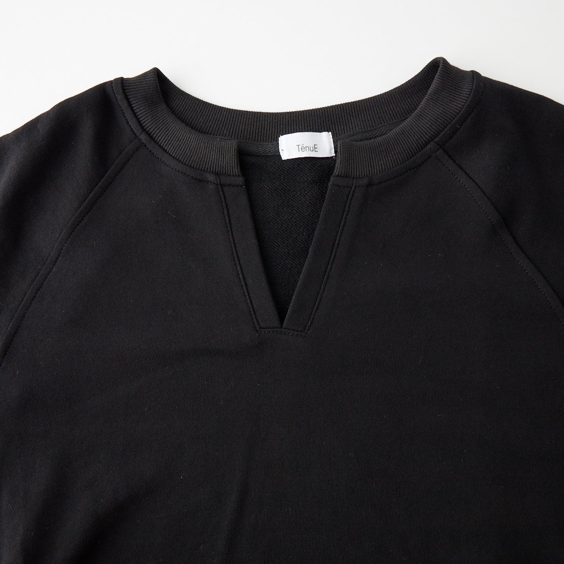 TenuE [テニュイ] スキッパーカラー スウェットプルオーバー [26040213] BLACK