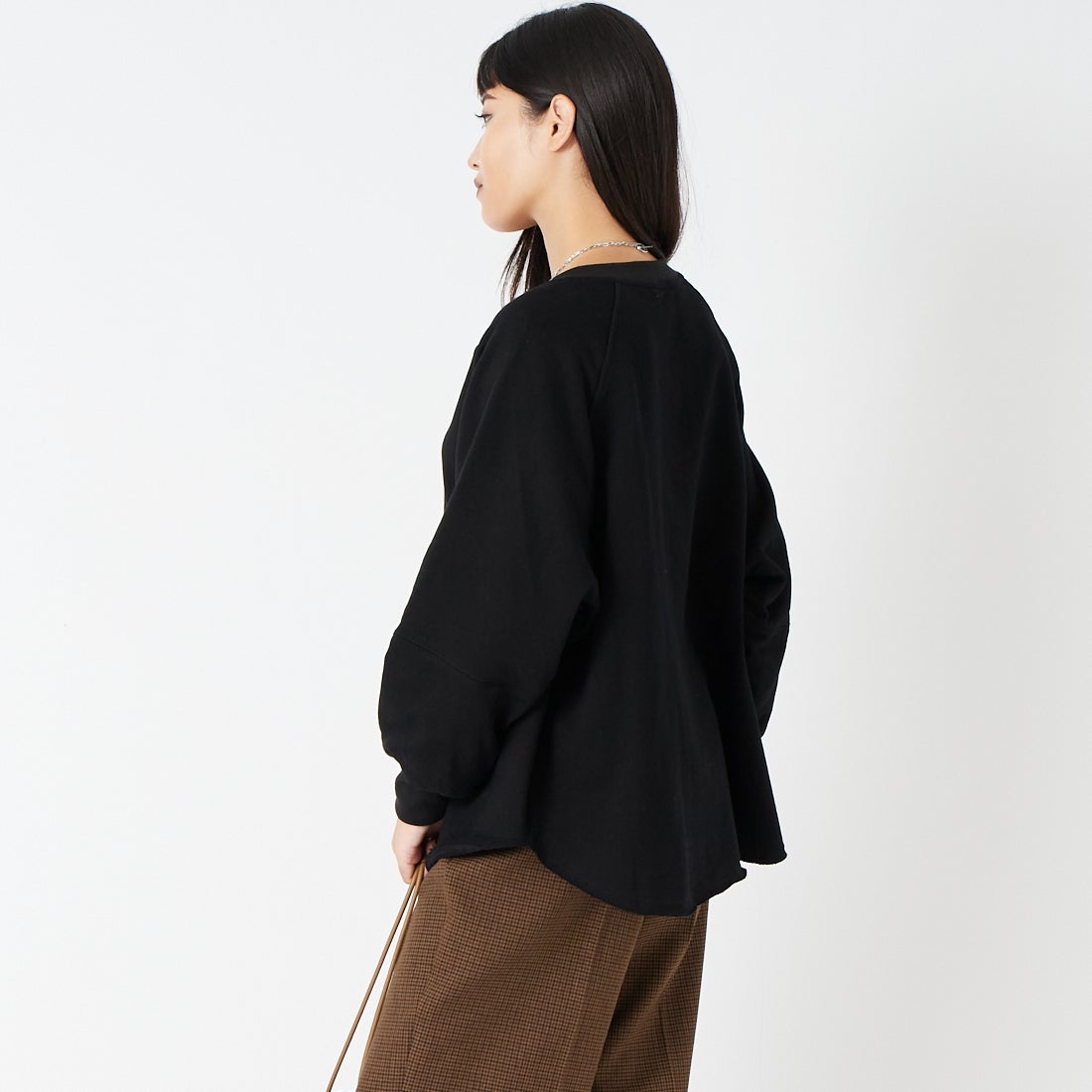 TenuE [テニュイ] スキッパーカラー スウェットプルオーバー [26040213] BLACK &&モデル身長：162cm 着用サイズ：F&&イ] スキッパーカラー スウェットプルオーバー [26040213] BLACK