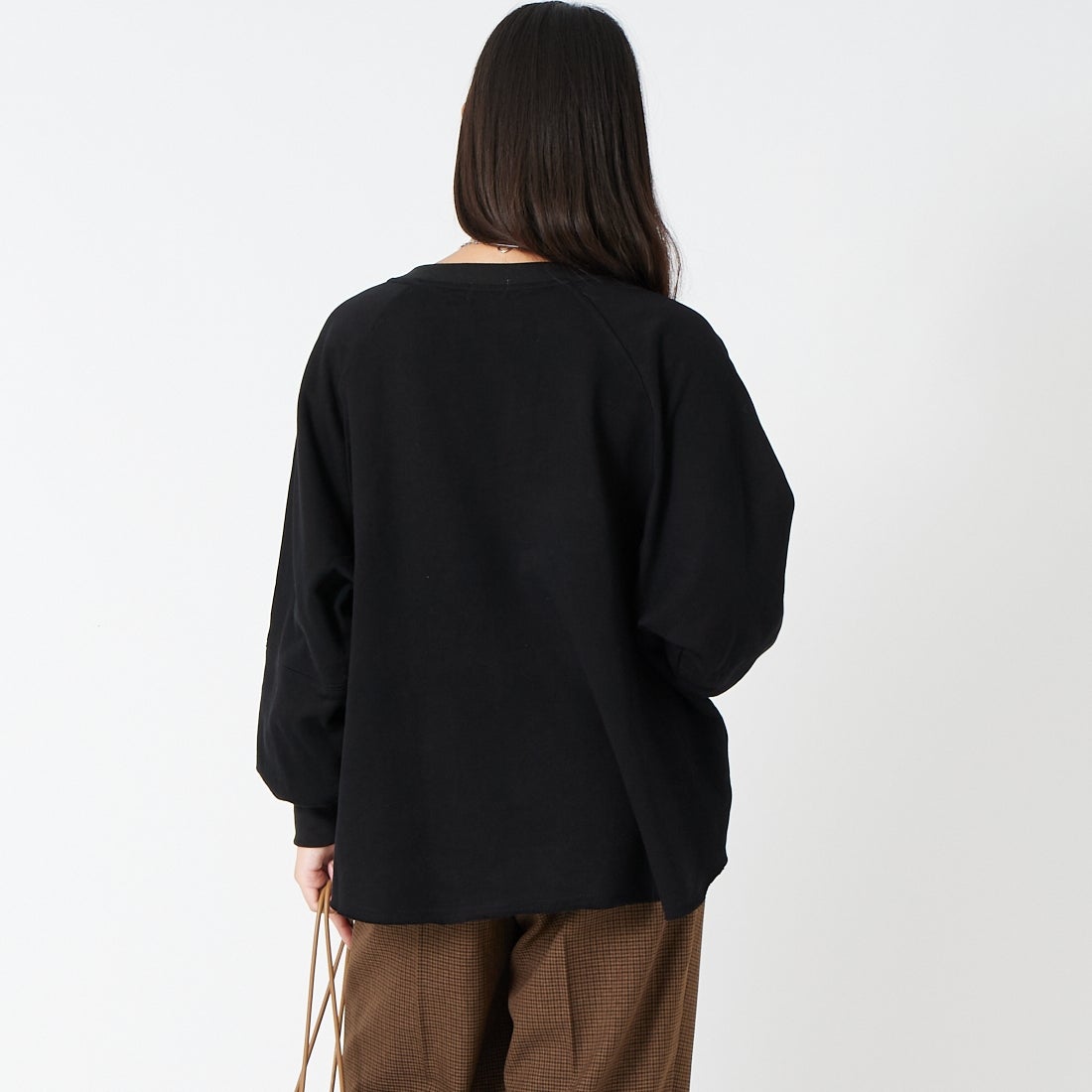 TenuE [テニュイ] スキッパーカラー スウェットプルオーバー [26040213] BLACK &&モデル身長：162cm 着用サイズ：F&&