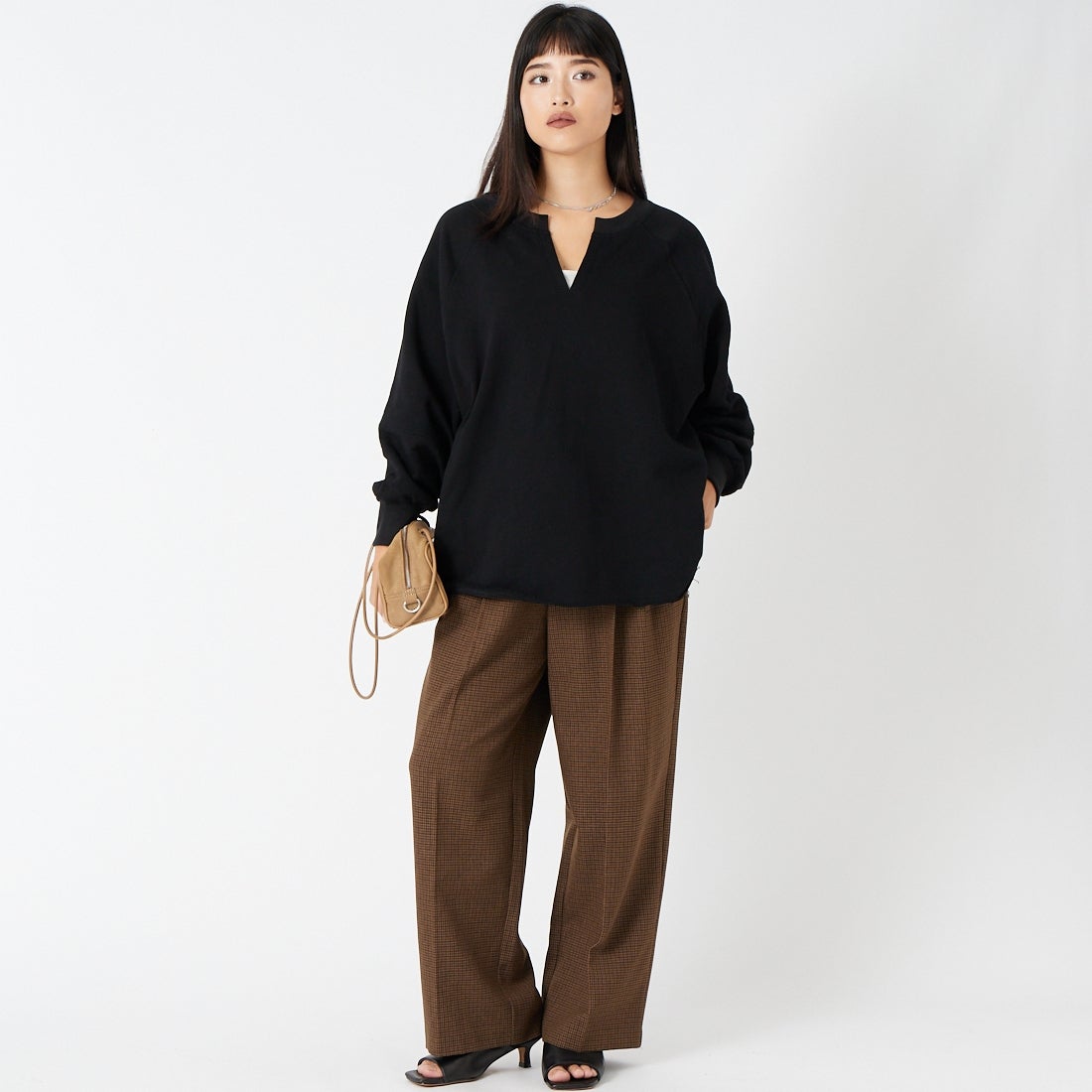 TenuE [テニュイ] スキッパーカラー スウェットプルオーバー [26040213] BLACK &&モデル身長：162cm 着用サイズ：F&&