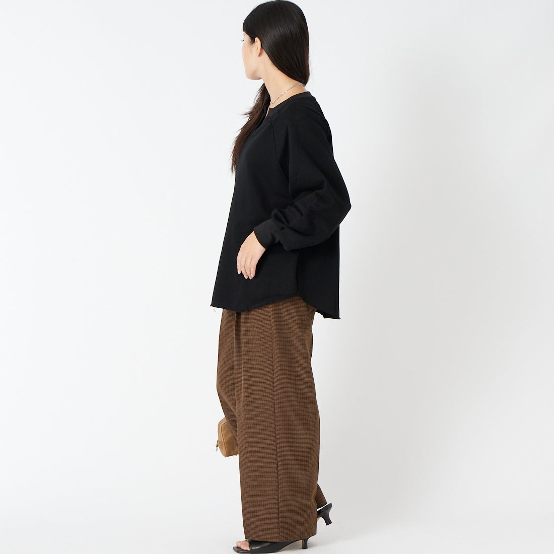 TenuE [テニュイ] スキッパーカラー スウェットプルオーバー [26040213] BLACK &&モデル身長：162cm 着用サイズ：F&&