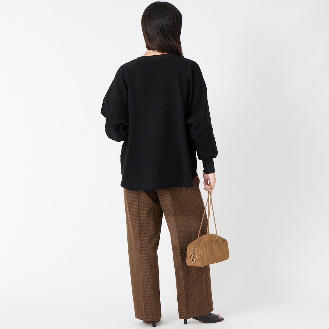 TenuE [テニュイ] スキッパーカラー スウェットプルオーバー [26040213] BLACK &&モデル身長：162cm 着用サイズ：F&&