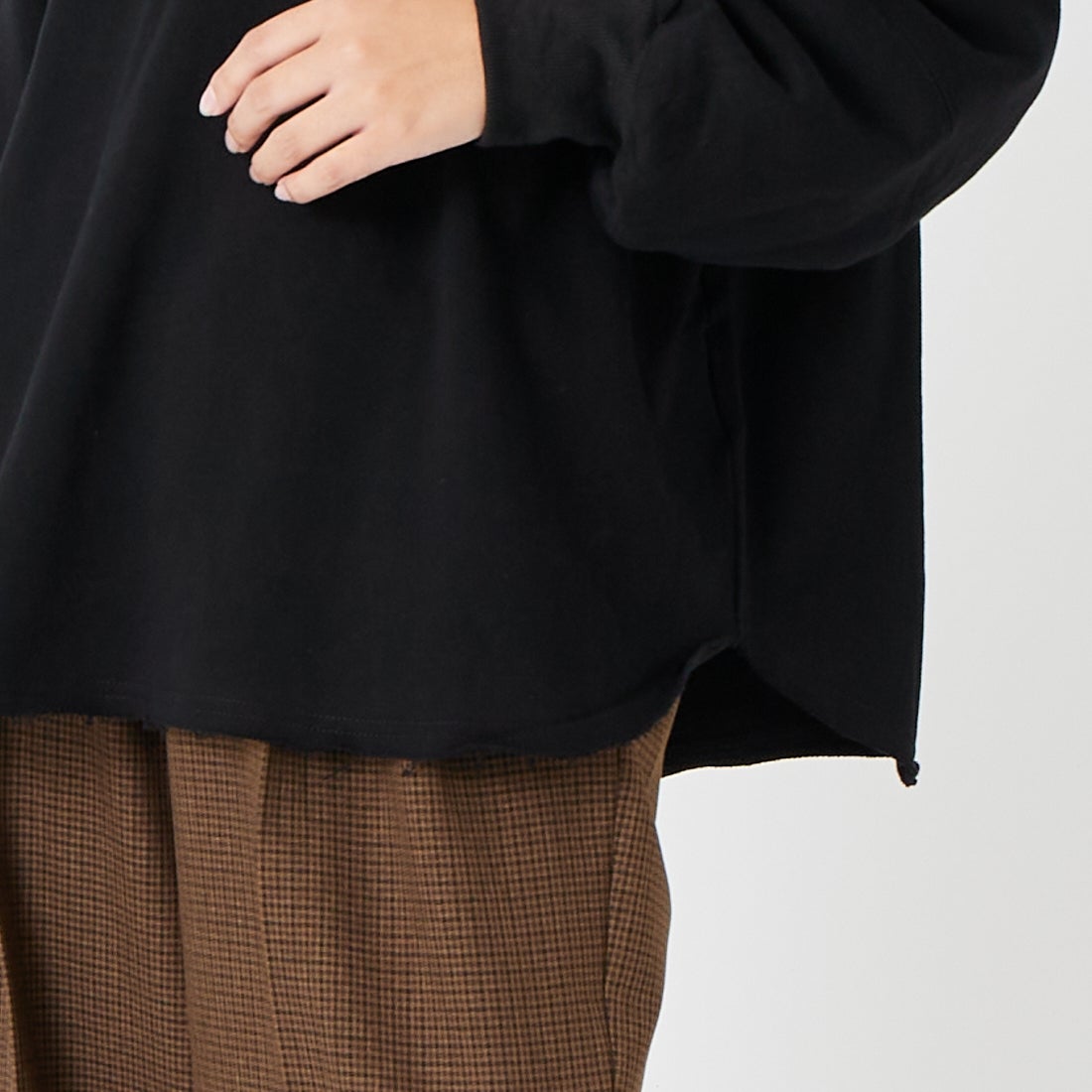 TenuE [テニュイ] スキッパーカラー スウェットプルオーバー [26040213] BLACK &&モデル身長：162cm 着用サイズ：F&&