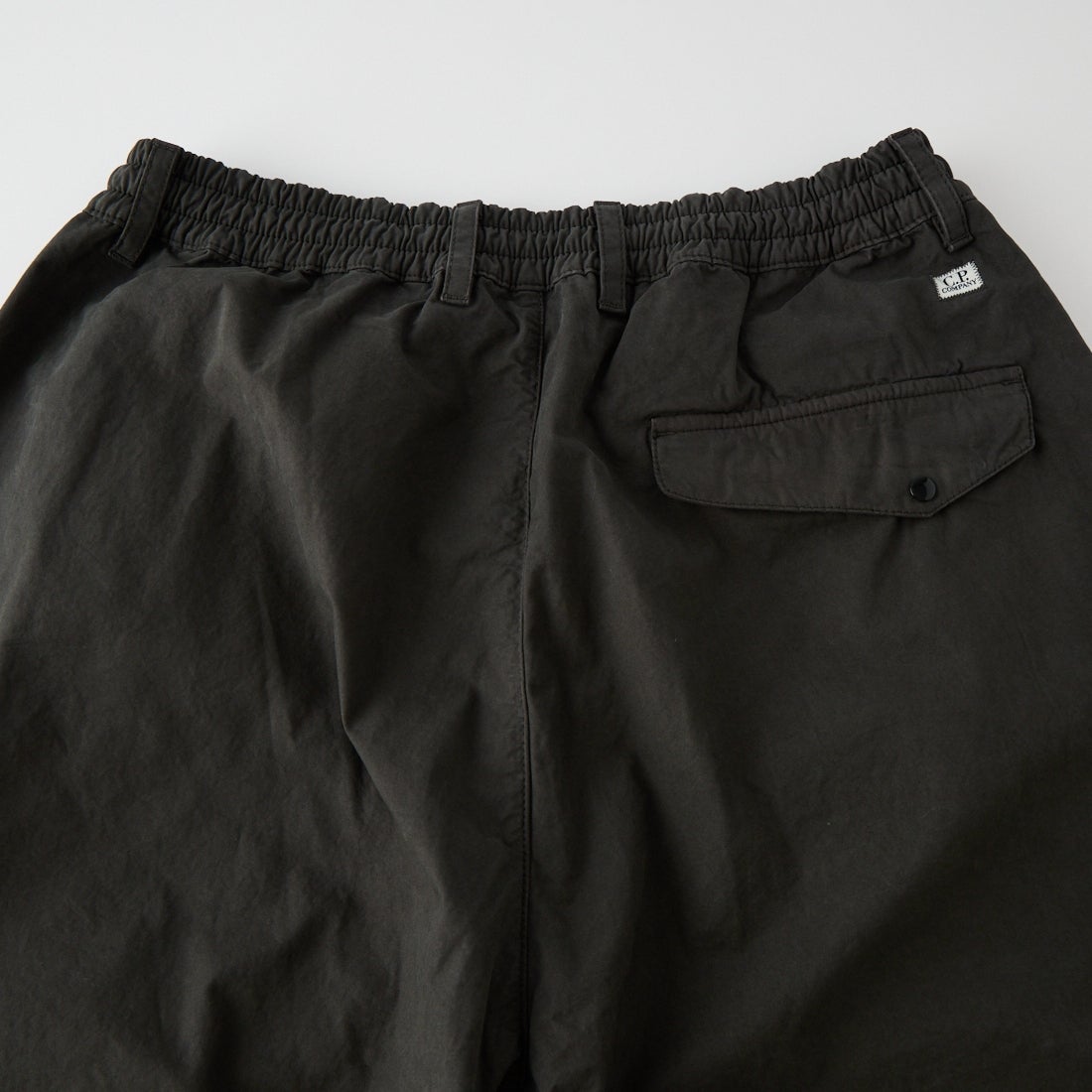 C.P.COMPANY [シーピーカンパニー] マイクロレップス ボクシー レンズカーゴパンツ [21CMPA116A] 985 RAVEN