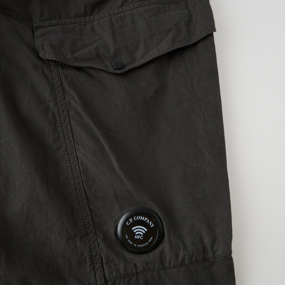 C.P.COMPANY [シーピーカンパニー] マイクロレップス ボクシー レンズカーゴパンツ [21CMPA116A] 985 RAVEN