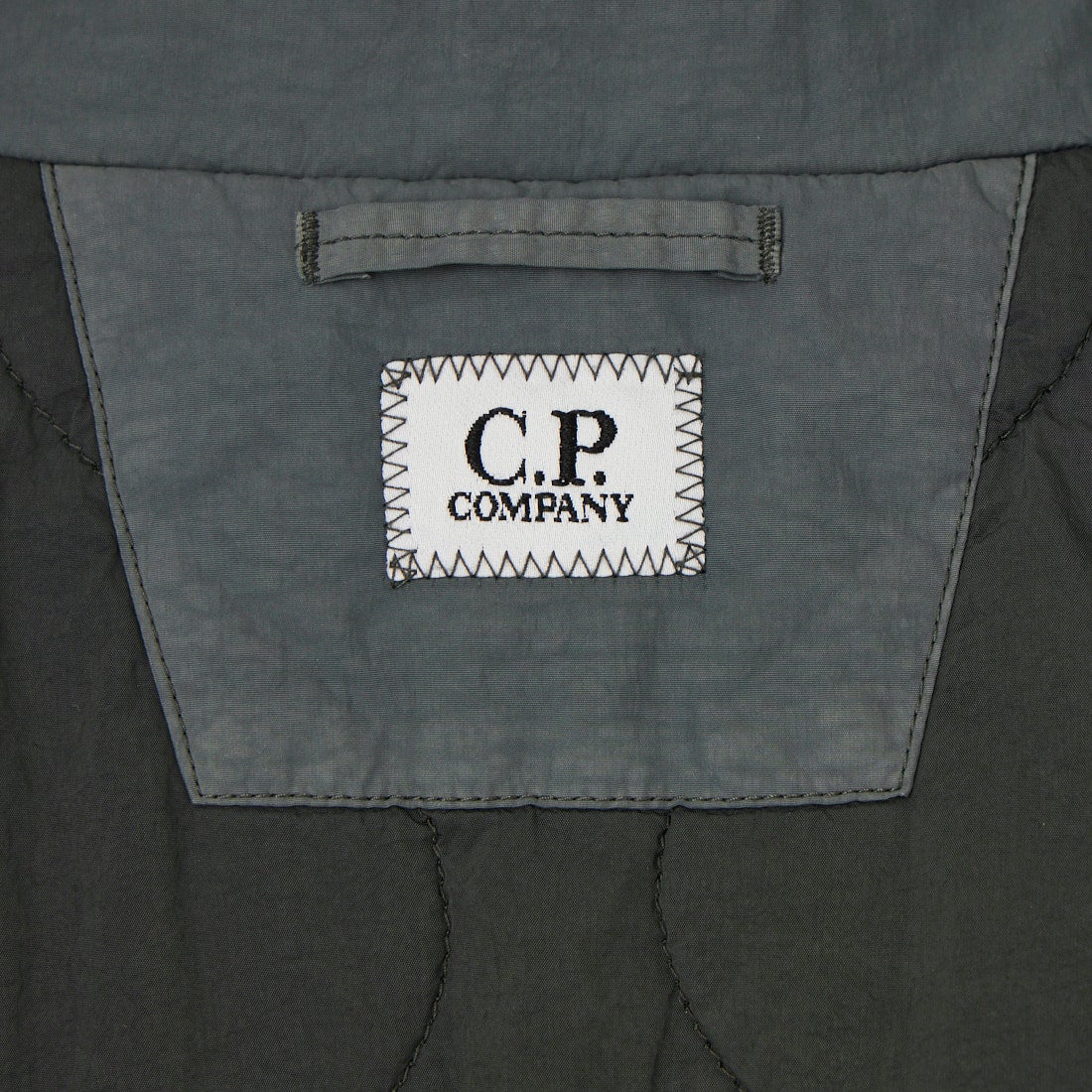 C.P.COMPANY [シーピーカンパニー] ヘビークローム-R パデッドジャケット [21CMOW035A] 985 RAVEN