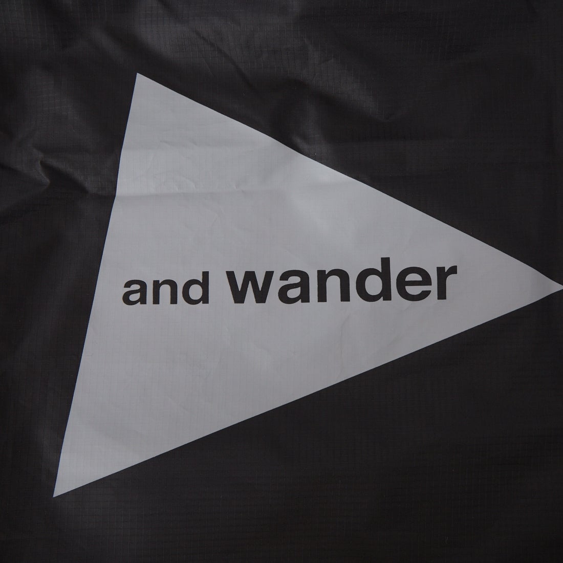 and wander [アンドワンダー] クリスピーリップ ロゴトートバッグ [5746985161] BLACK