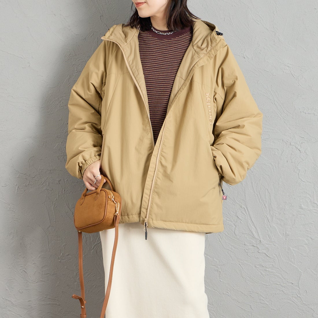 Marmot [マーモット] 別注 プリマロフト 中綿入りフードジャケット [MTFW26UJK348IN-JF] BEIGE &&モデル身長：160cm 着用サイズ：S&&
