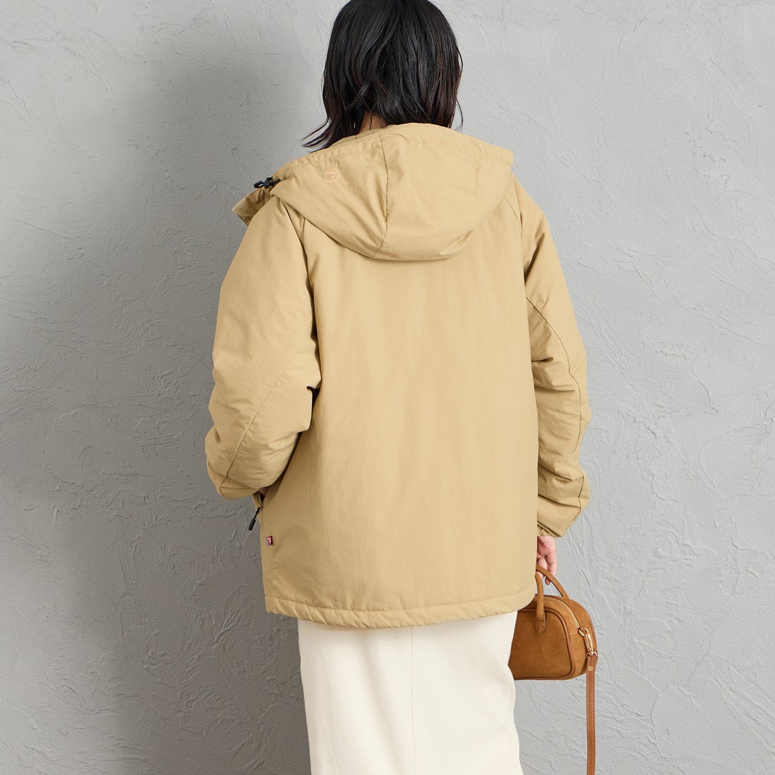 Marmot [マーモット] 別注 プリマロフト 中綿入りフードジャケット [MTFW26UJK348IN-JF] BEIGE &&モデル身長：160cm 着用サイズ：S&&