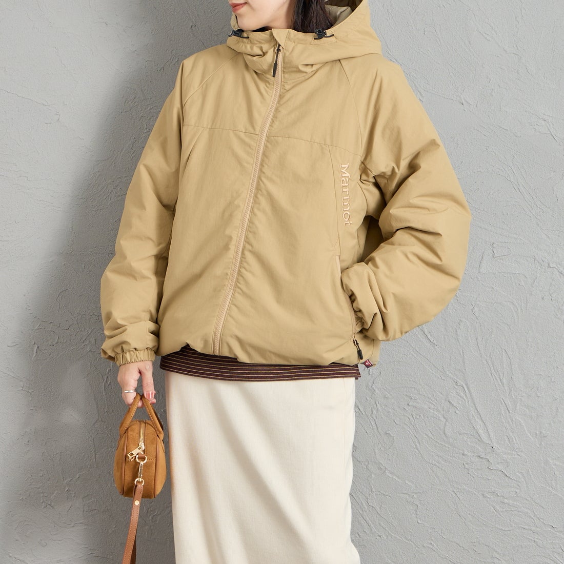 Marmot [マーモット] 別注 プリマロフト 中綿入りフードジャケット [MTFW26UJK348IN-JF] BEIGE &&モデル身長：160cm 着用サイズ：S&&