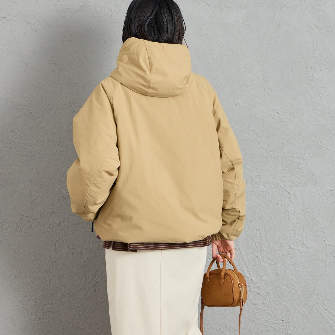 Marmot [マーモット] 別注 プリマロフト 中綿入りフードジャケット [MTFW26UJK348IN-JF] BEIGE &&モデル身長：160cm 着用サイズ：S&&