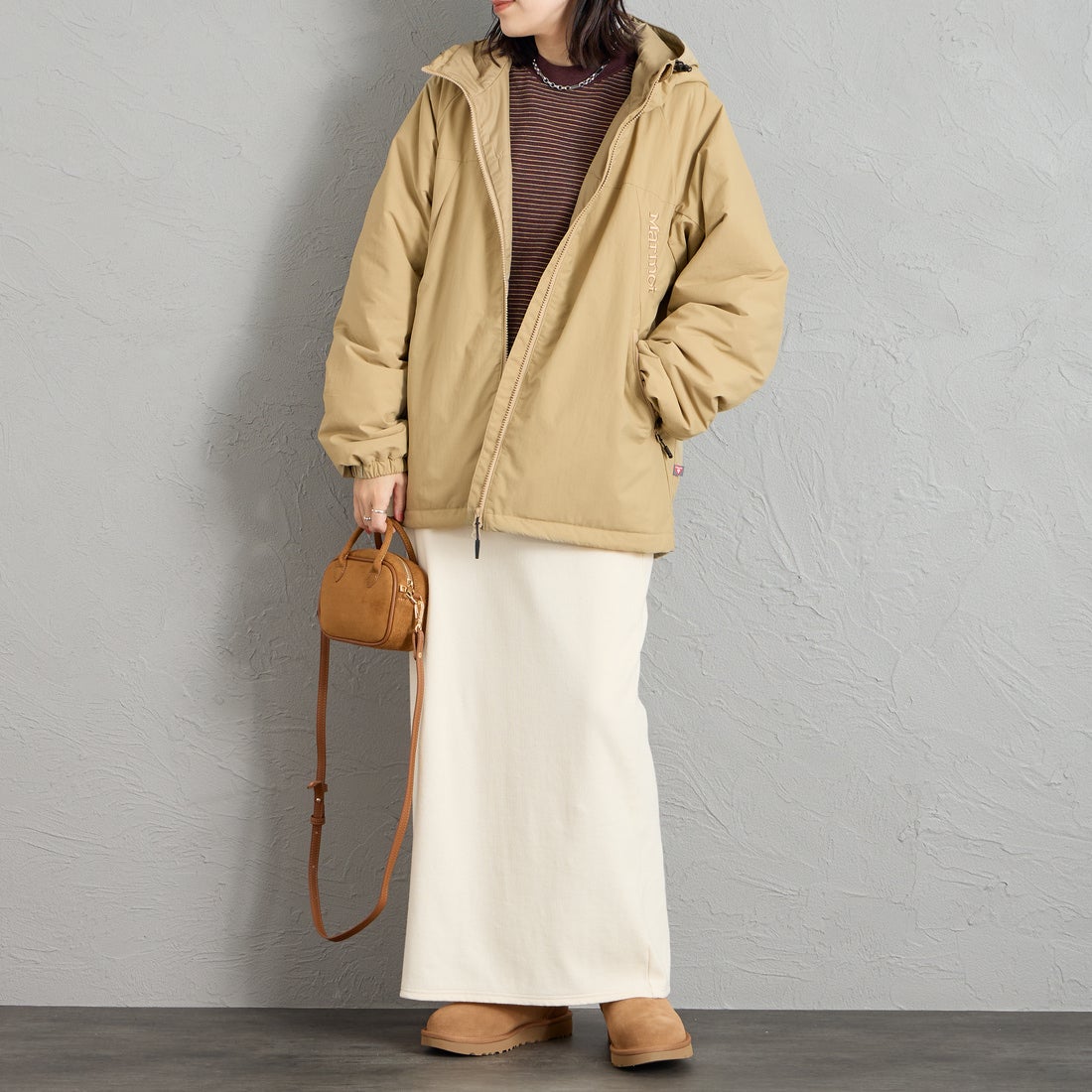 Marmot [マーモット] 別注 プリマロフト 中綿入りフードジャケット [MTFW26UJK348IN-JF] BEIGE &&モデル身長：160cm 着用サイズ：S&&