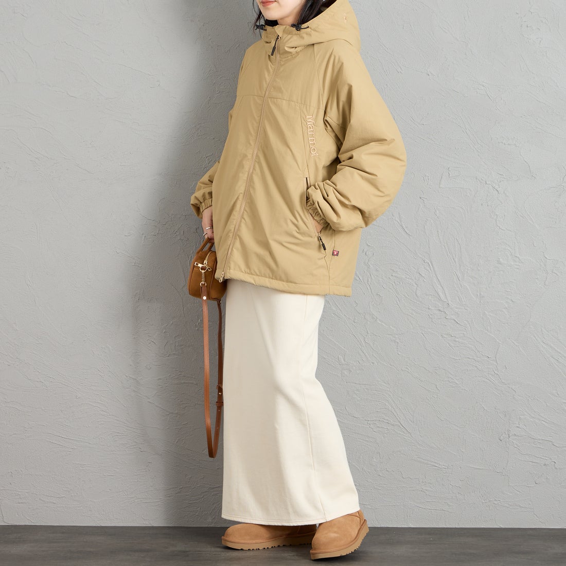 Marmot [マーモット] 別注 プリマロフト 中綿入りフードジャケット [MTFW26UJK348IN-JF] BEIGE &&モデル身長：160cm 着用サイズ：S&&