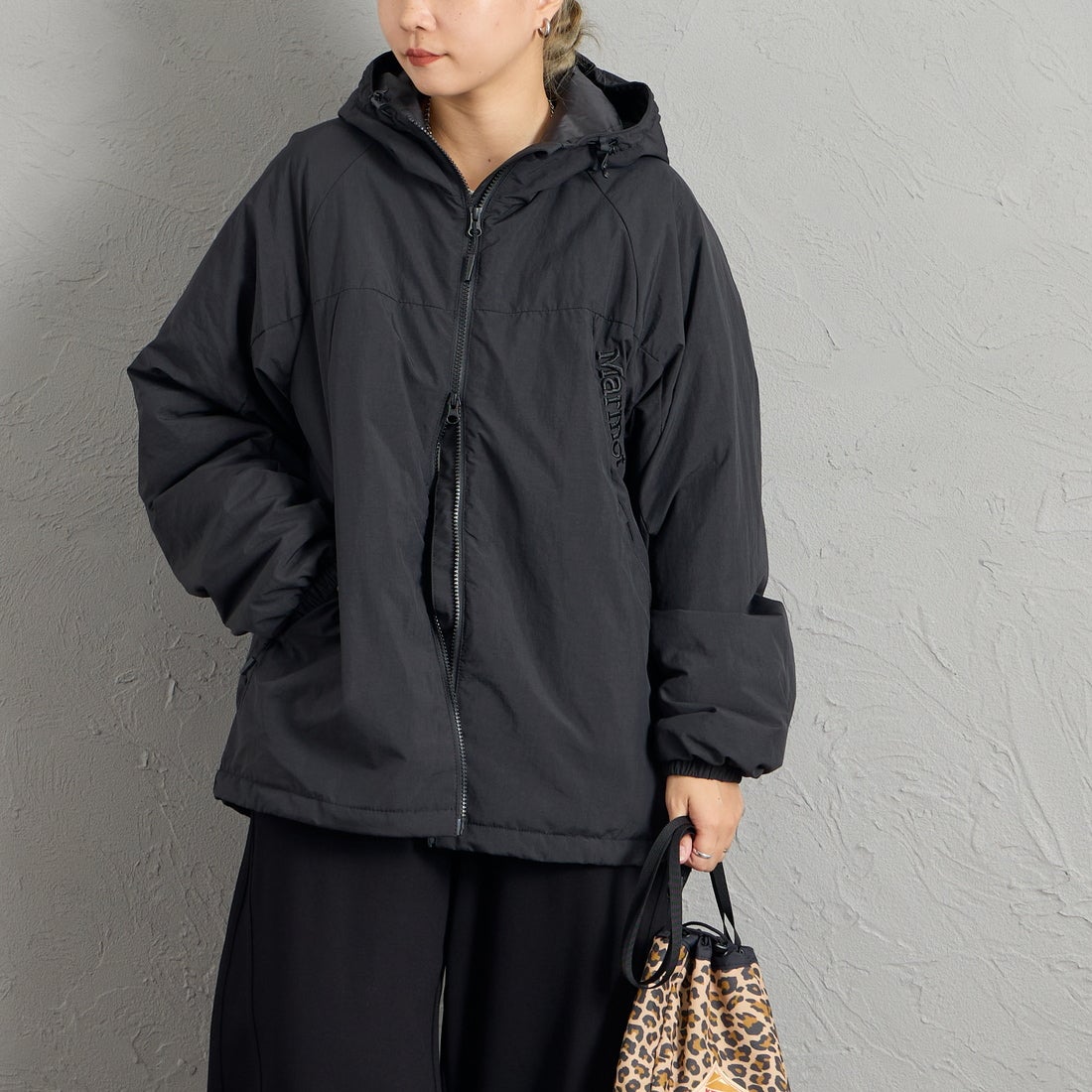 Marmot [マーモット] 別注 プリマロフト 中綿入りフードジャケット [MTFW26UJK348IN-JF] BLACK &&モデル身長：156cm 着用サイズ：S&&