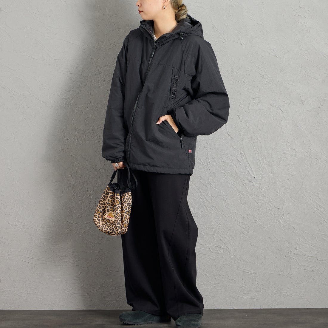 Marmot [マーモット] 別注 プリマロフト 中綿入りフードジャケット [MTFW26UJK348IN-JF] BLACK &&モデル身長：156cm 着用サイズ：S&&