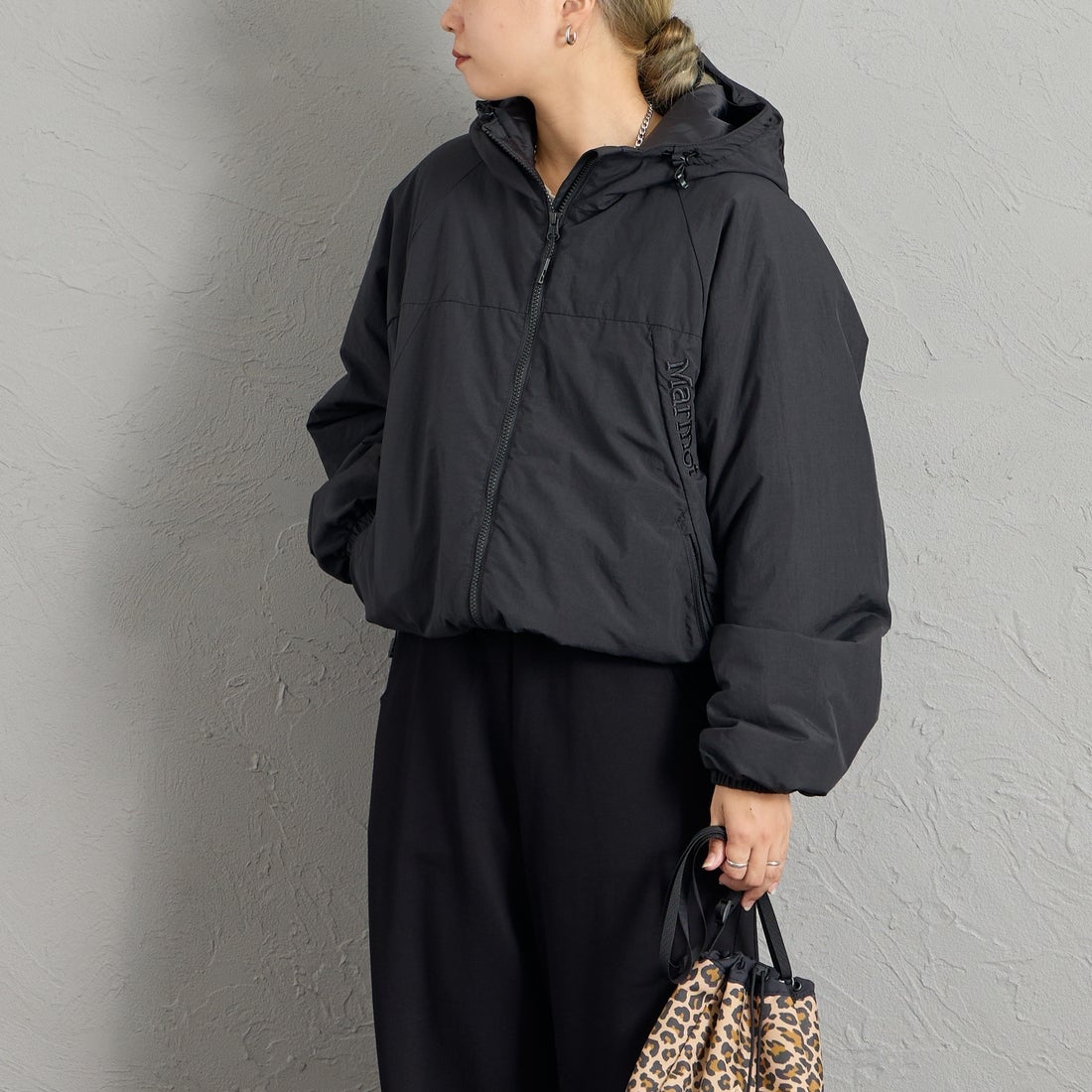 Marmot [マーモット] 別注 プリマロフト 中綿入りフードジャケット [MTFW26UJK348IN-JF] BLACK &&モデル身長：156cm 着用サイズ：S&&