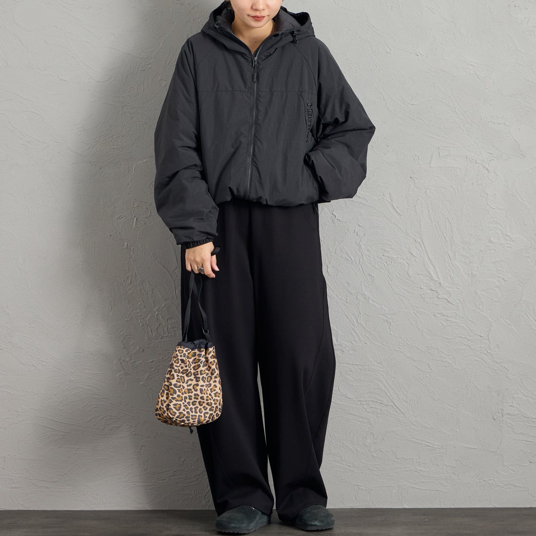 Marmot [マーモット] 別注 プリマロフト 中綿入りフードジャケット [MTFW26UJK348IN-JF] BLACK &&モデル身長：156cm 着用サイズ：S&&