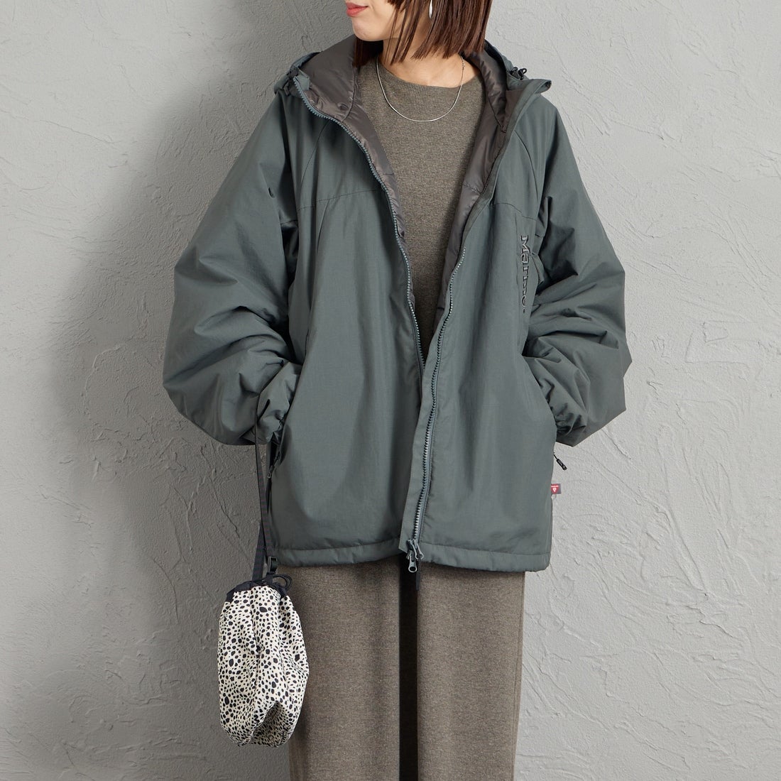 Marmot [マーモット] 別注 プリマロフト 中綿入りフードジャケット [MTFW26UJK348IN-JF] CHARCOAL &&モデル身長：159cm 着用サイズ：S&&