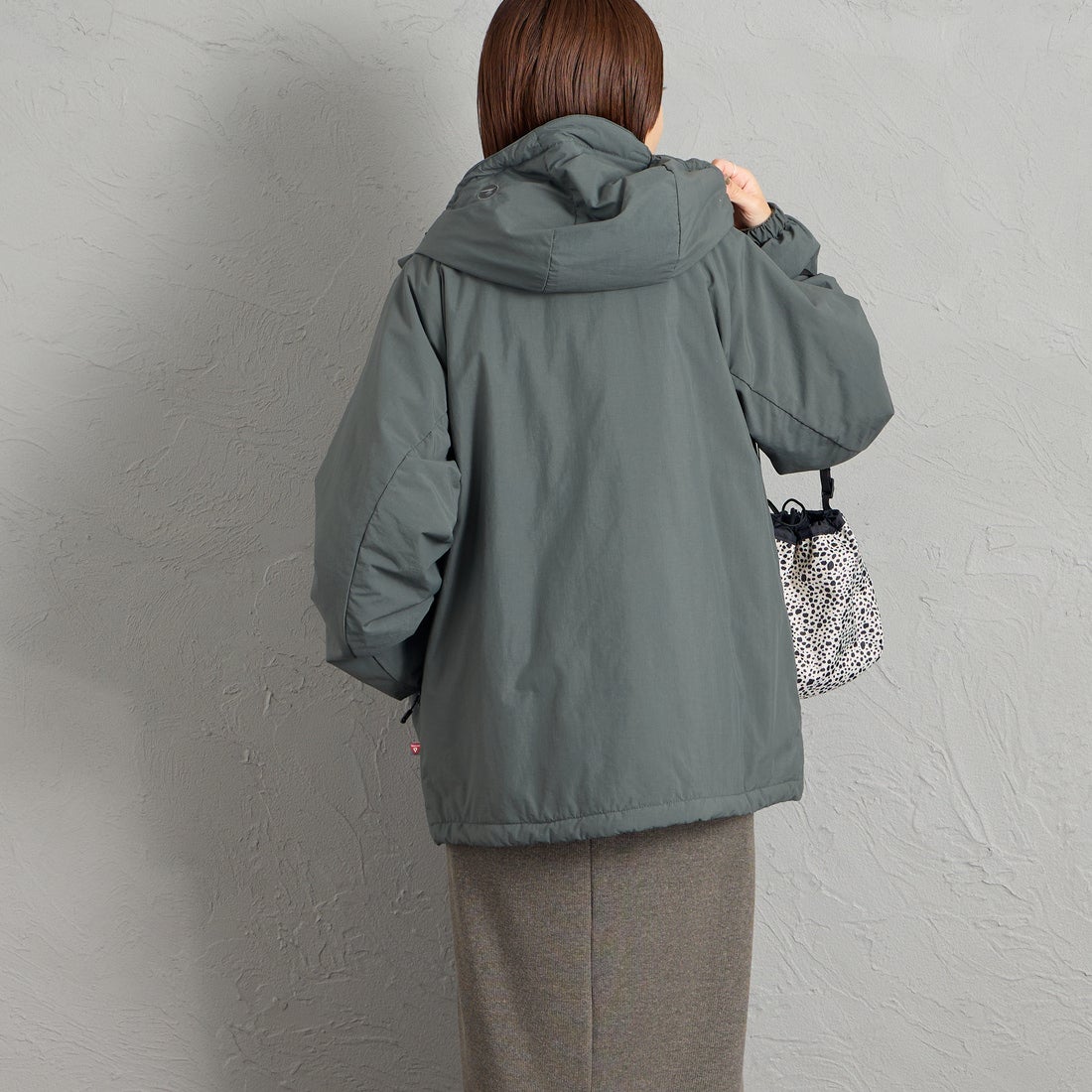 Marmot [マーモット] 別注 プリマロフト 中綿入りフードジャケット [MTFW26UJK348IN-JF] CHARCOAL &&モデル身長：159cm 着用サイズ：S&&
