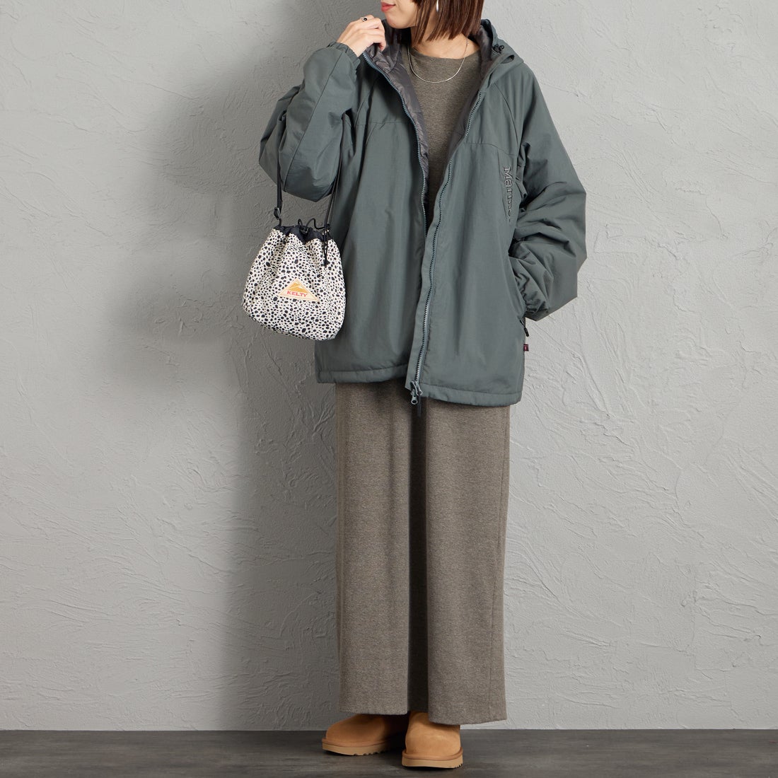 Marmot [マーモット] 別注 プリマロフト 中綿入りフードジャケット [MTFW26UJK348IN-JF] CHARCOAL &&モデル身長：159cm 着用サイズ：S&&