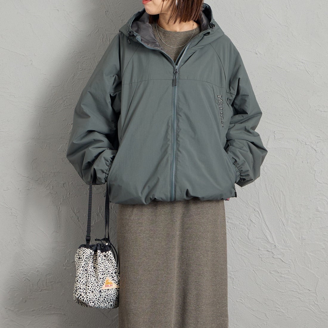 Marmot [マーモット] 別注 プリマロフト 中綿入りフードジャケット [MTFW26UJK348IN-JF] CHARCOAL &&モデル身長：159cm 着用サイズ：S&&