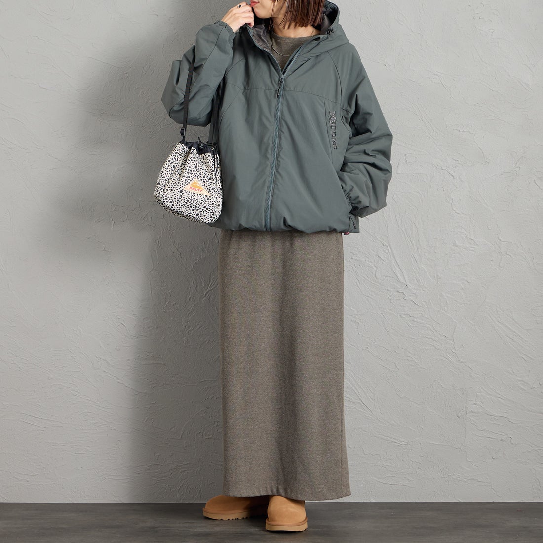 Marmot [マーモット] 別注 プリマロフト 中綿入りフードジャケット [MTFW26UJK348IN-JF] CHARCOAL &&モデル身長：159cm 着用サイズ：S&&