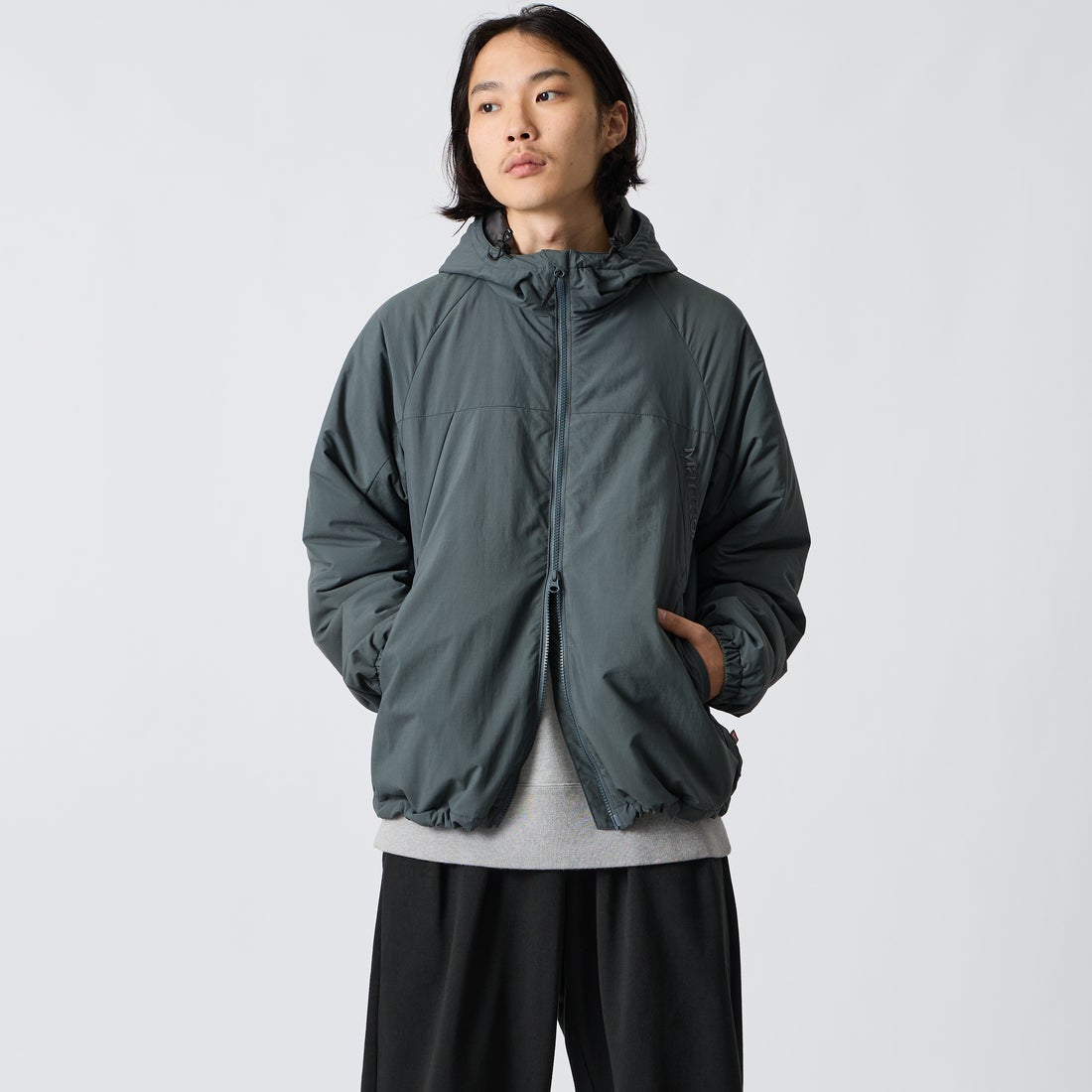 Marmot [マーモット] 別注 プリマロフト 中綿入りフードジャケット [MTFW26UJK348IN-JF] CHARCOAL &&モデル身長：175cm 着用サイズ：M&&