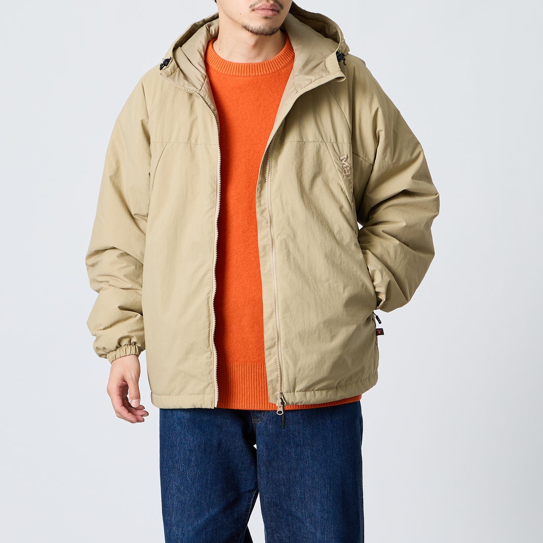 Marmot [マーモット] 別注 プリマロフト 中綿入りフードジャケット [MTFW26UJK348IN-JF] BEIGE &&モデル身長：168cm 着用サイズ：M&&