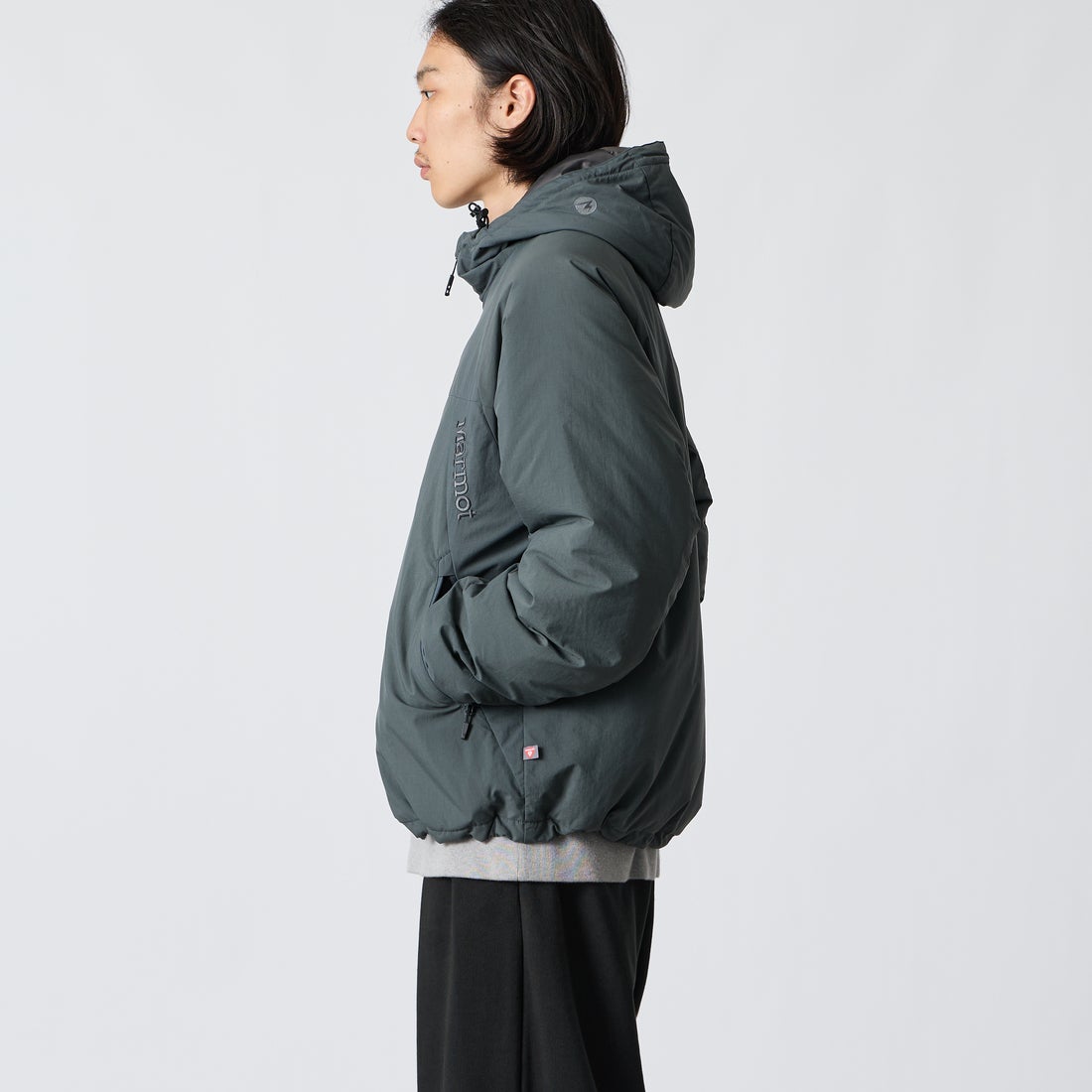 Marmot [マーモット] 別注 プリマロフト 中綿入りフードジャケット [MTFW26UJK348IN-JF] CHARCOAL &&モデル身長：175cm 着用サイズ：M&&