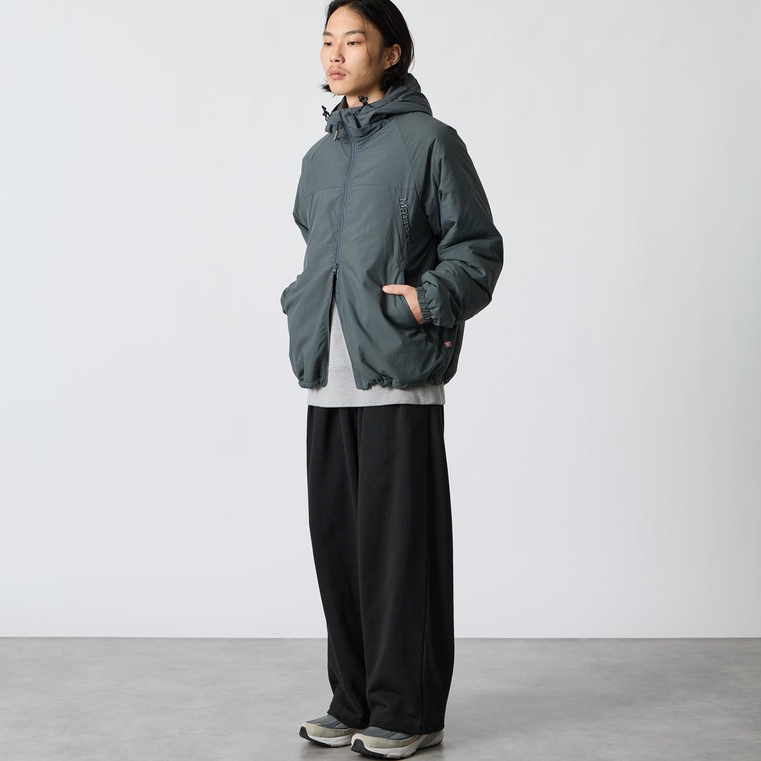 Marmot [マーモット] 別注 プリマロフト 中綿入りフードジャケット [MTFW26UJK348IN-JF] CHARCOAL &&モデル身長：175cm 着用サイズ：M&&