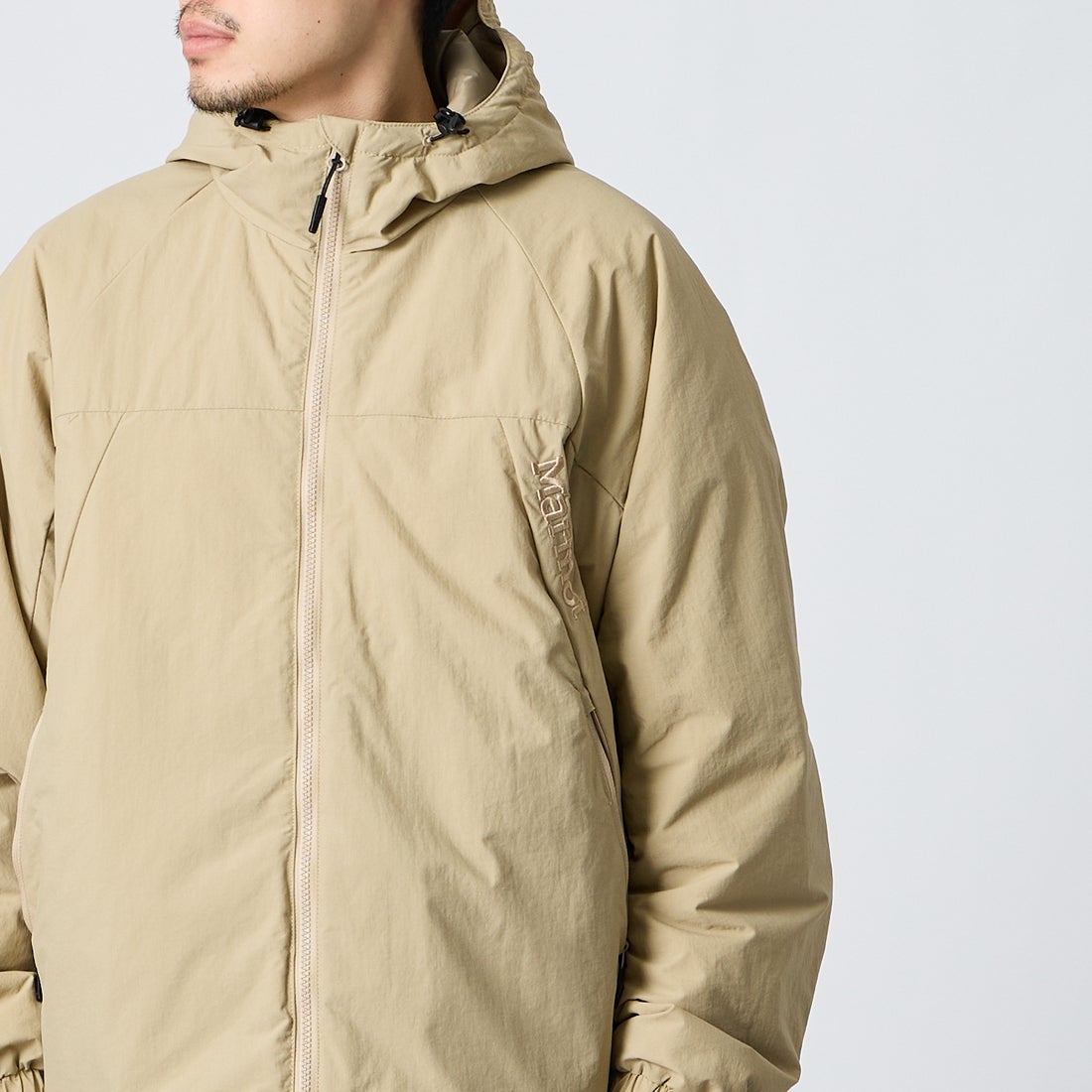 Marmot [マーモット] 別注 プリマロフト 中綿入りフードジャケット [MTFW26UJK348IN-JF] BEIGE &&モデル身長：168cm 着用サイズ：M&&