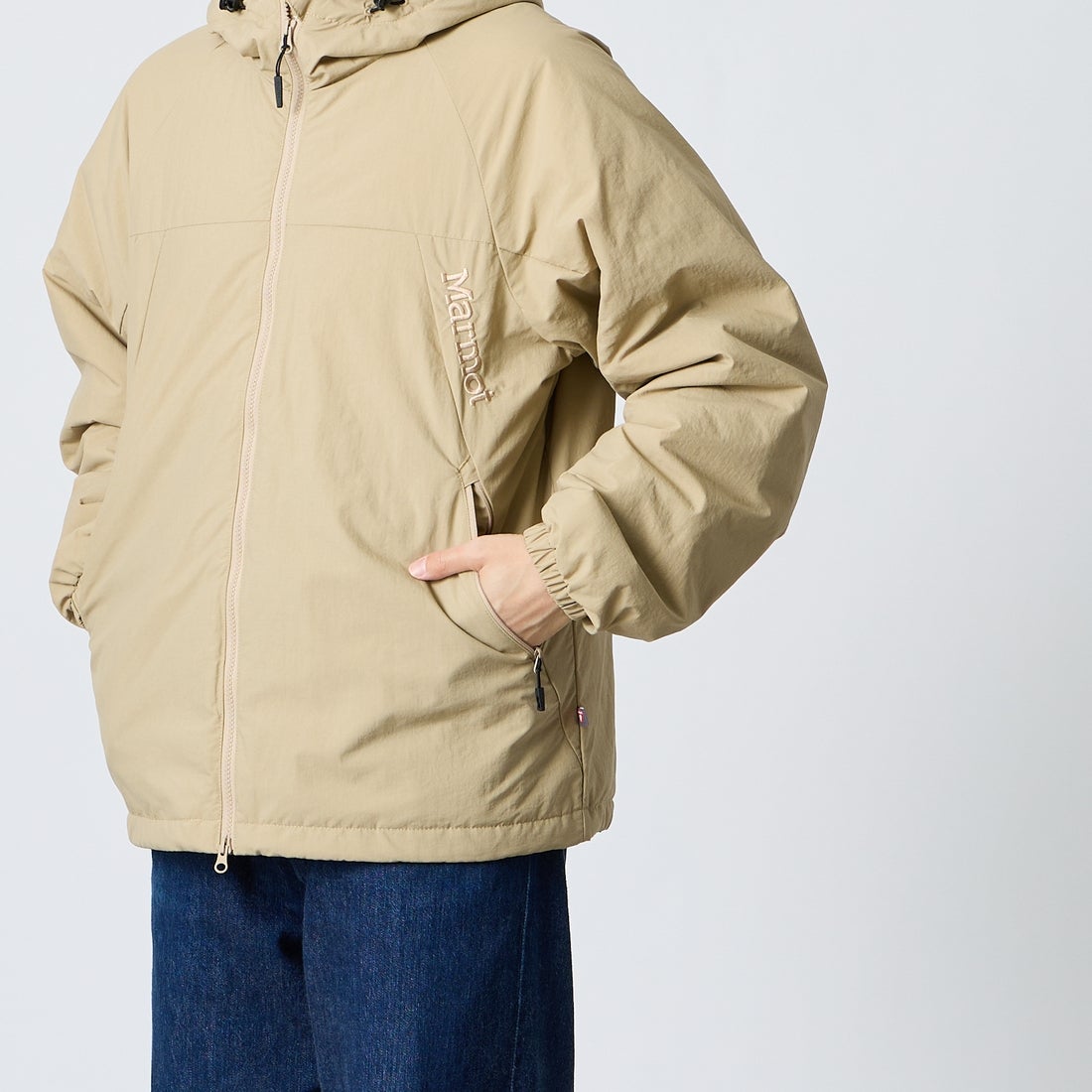 Marmot [マーモット] 別注 プリマロフト 中綿入りフードジャケット [MTFW26UJK348IN-JF] BEIGE &&モデル身長：168cm 着用サイズ：M&&