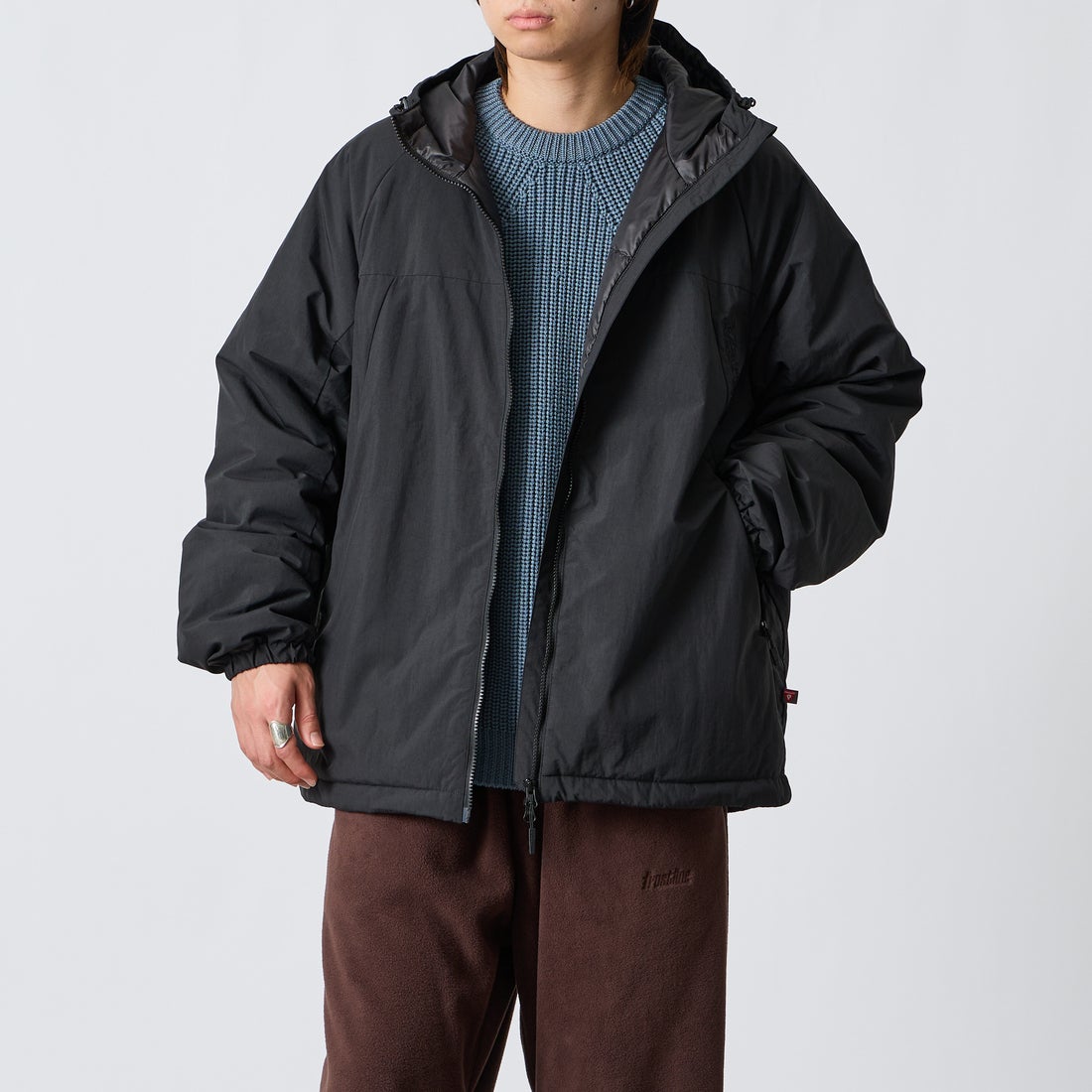 Marmot [マーモット] 別注 プリマロフト 中綿入りフードジャケット [MTFW26UJK348IN-JF] BLACK &&モデル身長：177cm 着用サイズ：L&&
