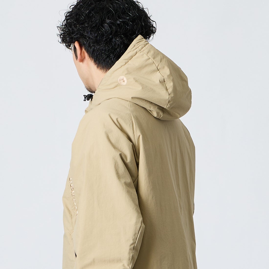 Marmot [マーモット] 別注 プリマロフト 中綿入りフードジャケット [MTFW26UJK348IN-JF] BEIGE &&モデル身長：168cm 着用サイズ：M&&