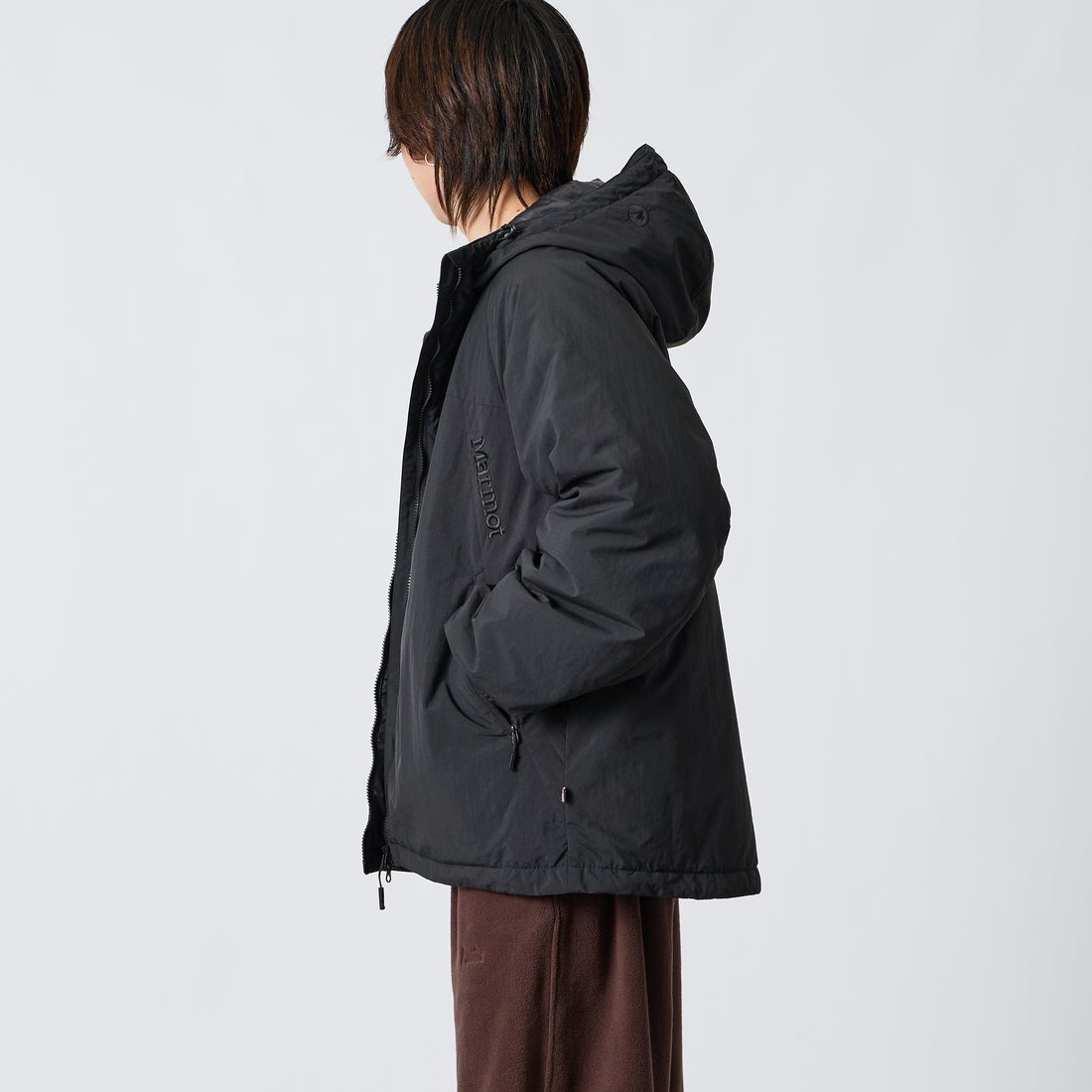 Marmot [マーモット] 別注 プリマロフト 中綿入りフードジャケット [MTFW26UJK348IN-JF] BLACK &&モデル身長：177cm 着用サイズ：L&&