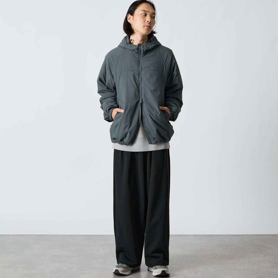Marmot [マーモット] 別注 プリマロフト 中綿入りフードジャケット [MTFW26UJK348IN-JF] CHARCOAL &&モデル身長：175cm 着用サイズ：M&&