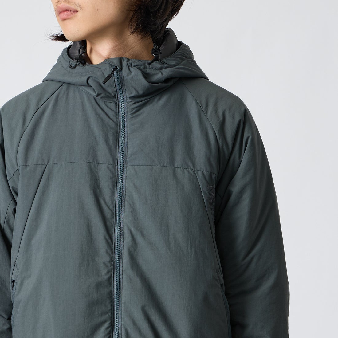 Marmot [マーモット] 別注 プリマロフト 中綿入りフードジャケット [MTFW26UJK348IN-JF] CHARCOAL &&モデル身長：175cm 着用サイズ：M&&