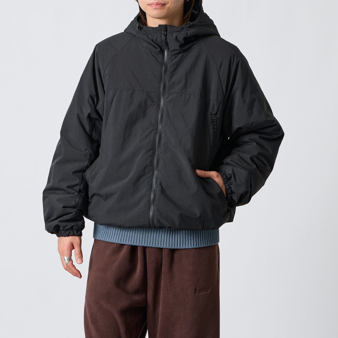Marmot [マーモット] 別注 プリマロフト 中綿入りフードジャケット [MTFW26UJK348IN-JF] BLACK &&モデル身長：177cm 着用サイズ：L&&