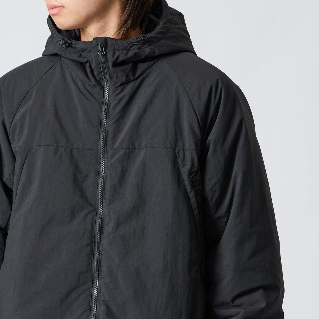 Marmot [マーモット] 別注 プリマロフト 中綿入りフードジャケット [MTFW26UJK348IN-JF] BLACK &&モデル身長：177cm 着用サイズ：L&&
