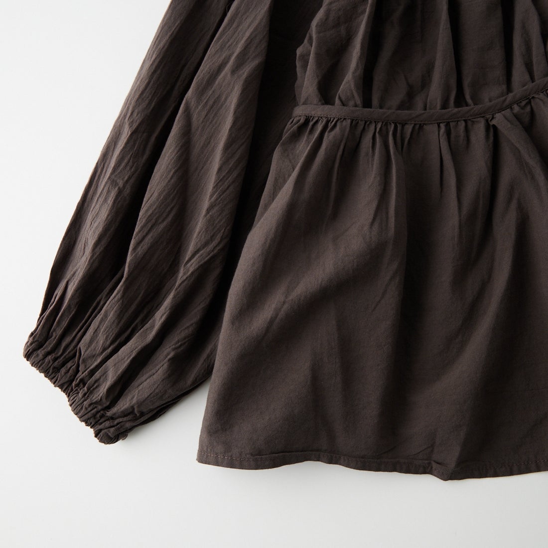 tumugu: [ツムグ] ふわふわコットン 2WAYギャザーブラウス [TB26301] 16 BROWN