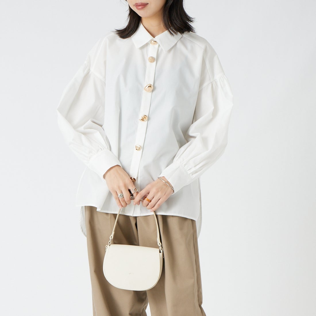 TORRAZZO DONNA [トラッゾドンナ] ビジューギャザーブラウス [6269-513] 05 WHITE &&モデル身長：162cm 着用サイズ：F&&