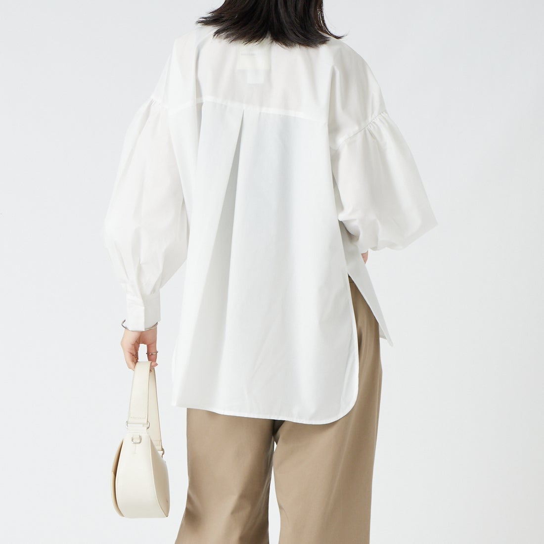 TORRAZZO DONNA [トラッゾドンナ] ビジューギャザーブラウス [6269-513] 05 WHITE &&モデル身長：162cm 着用サイズ：F&&