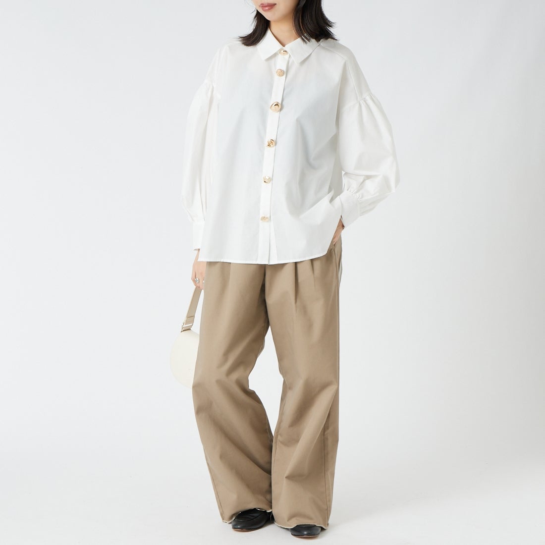 TORRAZZO DONNA [トラッゾドンナ] ビジューギャザーブラウス [6269-513] 05 WHITE &&モデル身長：162cm 着用サイズ：F&&