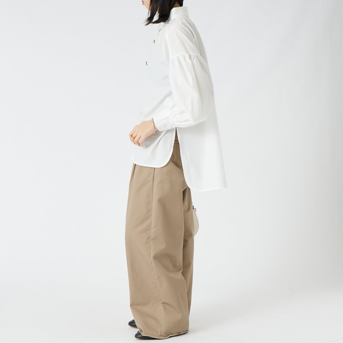 TORRAZZO DONNA [トラッゾドンナ] ビジューギャザーブラウス [6269-513] 05 WHITE &&モデル身長：162cm 着用サイズ：F&&
