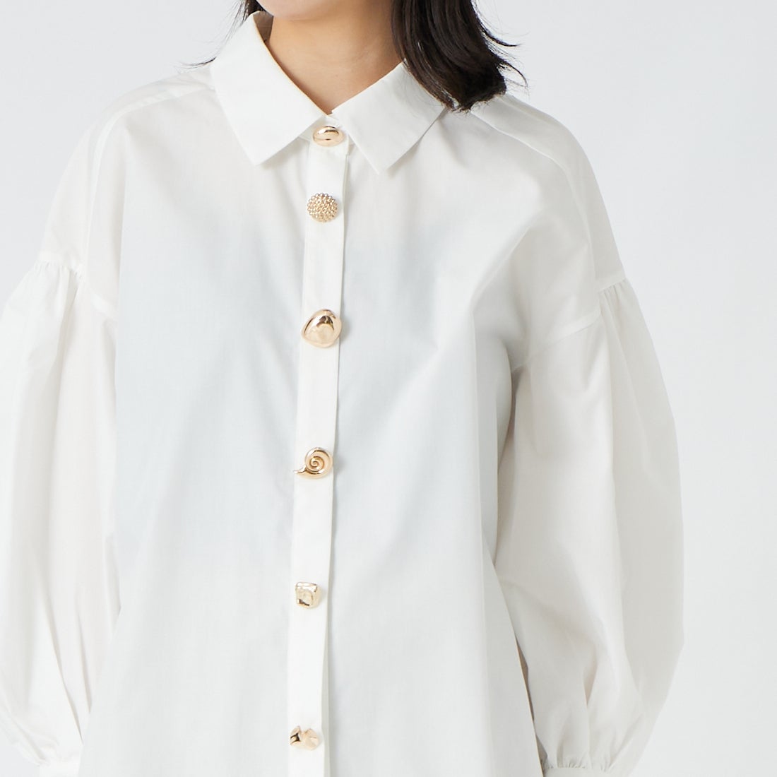 TORRAZZO DONNA [トラッゾドンナ] ビジューギャザーブラウス [6269-513] 05 WHITE &&モデル身長：162cm 着用サイズ：F&&