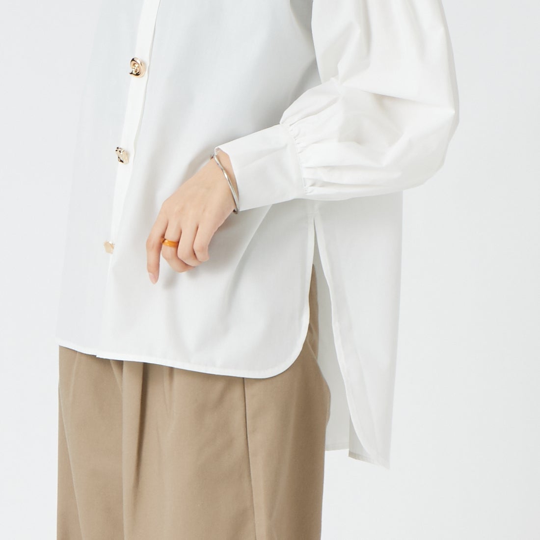 TORRAZZO DONNA [トラッゾドンナ] ビジューギャザーブラウス [6269-513] 05 WHITE &&モデル身長：162cm 着用サイズ：F&&