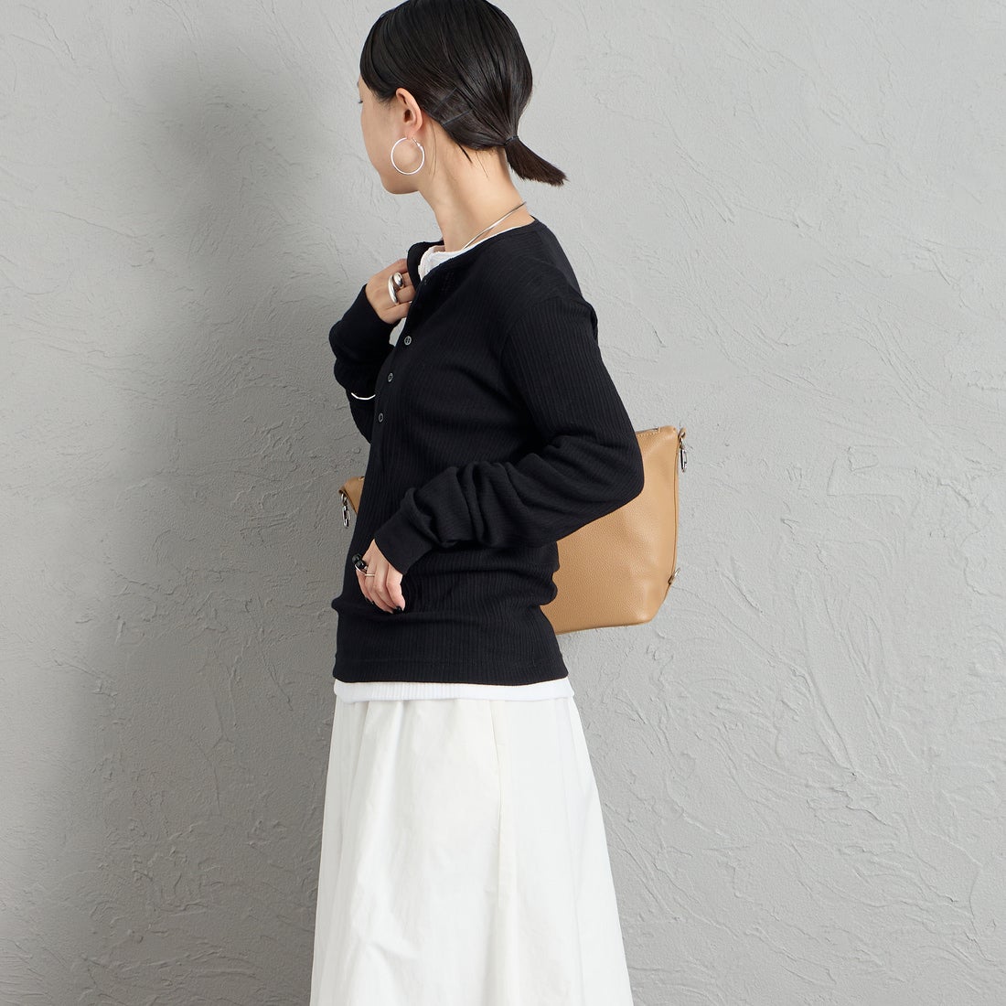 GICIPI [ジチピ] ORIGANO/オリーガノ ヘンリーネック長袖Tシャツ [2622A] NERO &&モデル身長：150cm 着用サイズ：1&&
